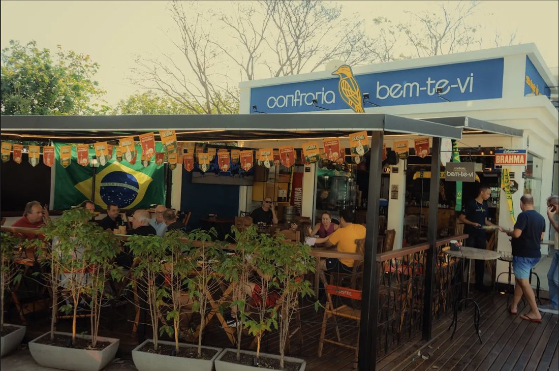 Mesas na varanda da Confraria Bem-te-vi