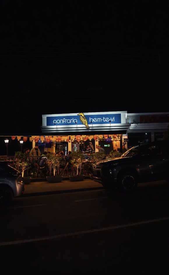 Fachada iluminada da Confraria Bem-te-vi à noite