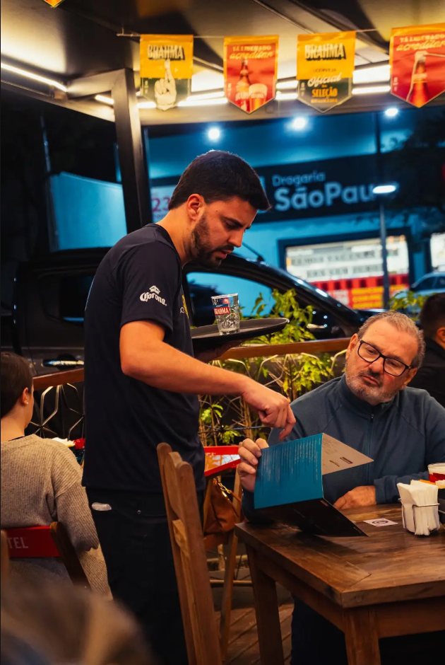 Atendimento na mesa da Confraria Bem-te-vi
